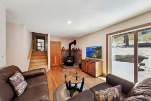Smart TV, fireplace, video games - Lupine Lodge - Forested 3BR, BBQ, Hiking (South Lake Tahoe)