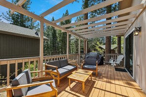 Terrace/patio - Lupine Lodge - Forested 3BR, BBQ, Hiking (South Lake Tahoe)