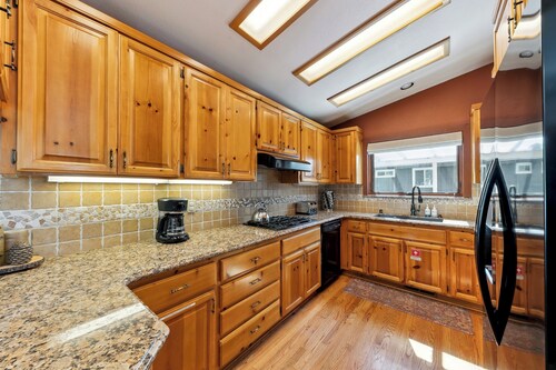 Lupine Lodge - Forested 3BR, BBQ, Hiking