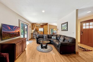 Smart TV, fireplace, video games - Lupine Lodge - Forested 3BR, BBQ, Hiking (South Lake Tahoe)