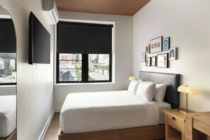 Estudio, 1 cama de matrimonio, vistas a la ciudad | Escritorio, espacio para trabajar con un portátil, cortinas opacas