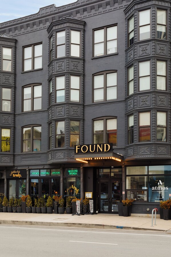 Exterior detail - FOUND Hotel Chicago River North (Chicago)