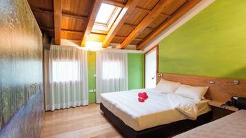 Quarto triplo luxo | 2 quartos, cofres nos quartos, Wi-Fi de cortesia, roupa de cama