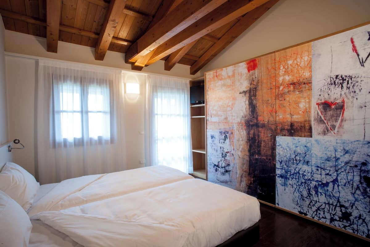 Quarto casal clássico | 2 quartos, cofres nos quartos, Wi-Fi de cortesia, roupa de cama