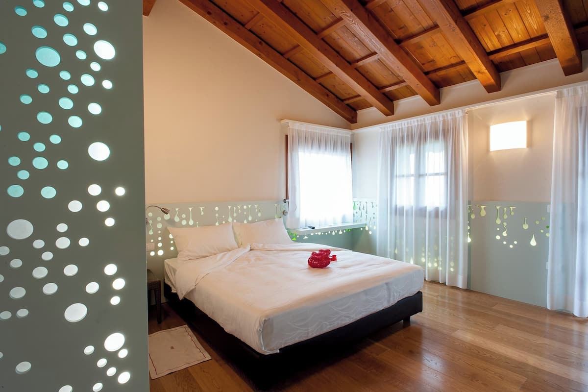 Quarto casal júnior | 2 quartos, cofres nos quartos, Wi-Fi de cortesia, roupa de cama