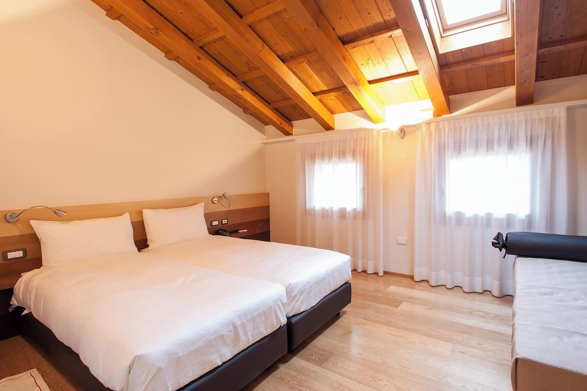Quarto triplo superior | 2 quartos, cofres nos quartos, Wi-Fi de cortesia, roupa de cama