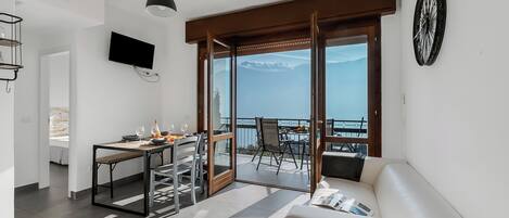 Apartamento familiar, varias habitaciones (Casa Dei Nonni Tremosine 2) | Zona de estar | Smart TV de 21 pulgadas con canales por satélite