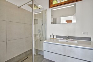 Family Apartment, Multiple Bedrooms (Casa dei Nonni Tremosine 1) | Bathroom | Shower, towels, soap, shampoo