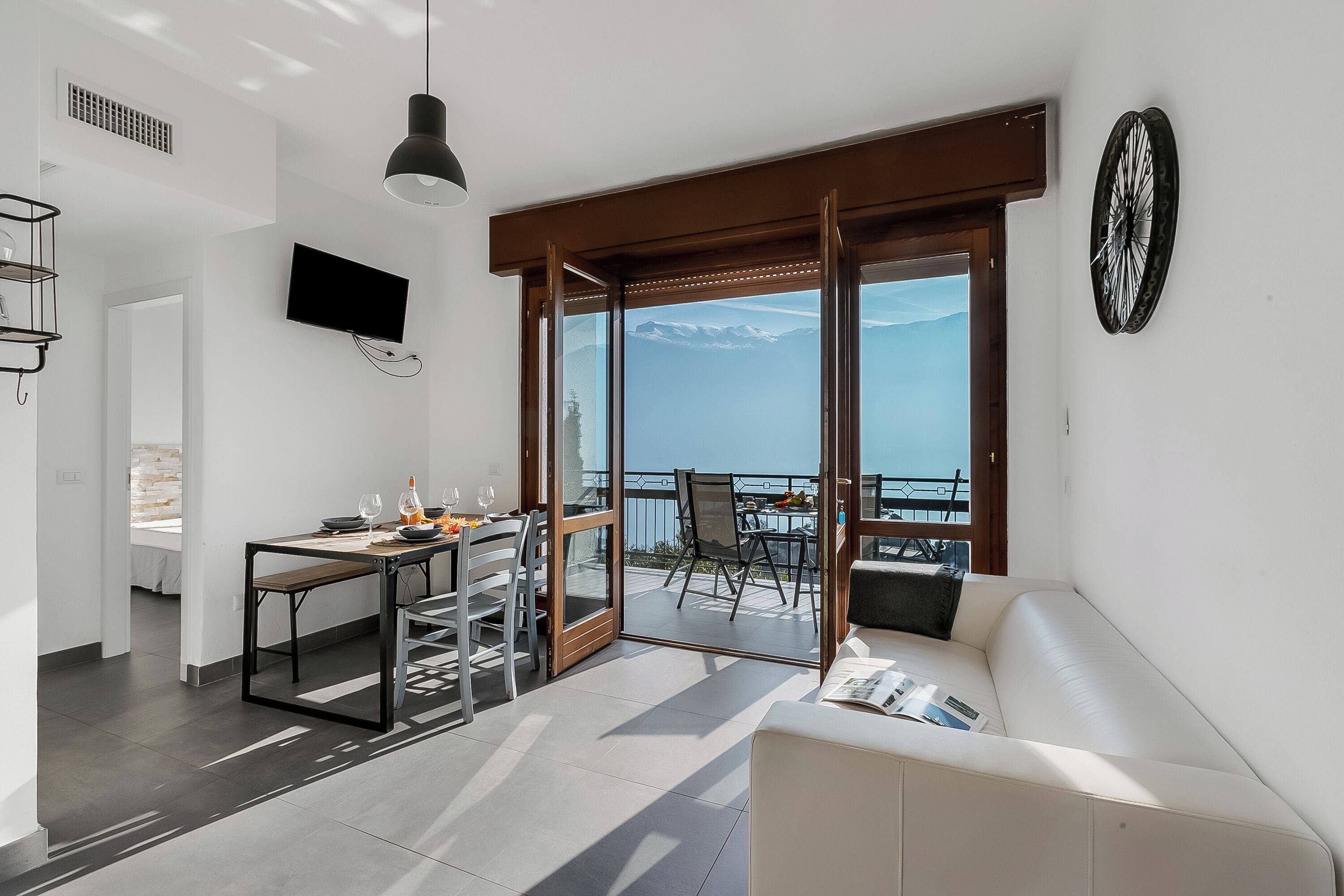 Appartamento familiare, camere multiple (Casa Dei Nonni Tremosine 2) | Area soggiorno | Smart TV 21 pollici con canali satellitari