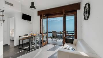 Appartamento familiare, camere multiple (Casa Dei Nonni Tremosine 2) | Area soggiorno | Smart TV 21 pollici con canali satellitari