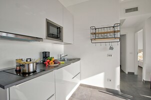 Refrigerador, microondas, placa de cocina, tetera/pava eléctrica