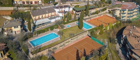 Una piscina al aire libre de temporada