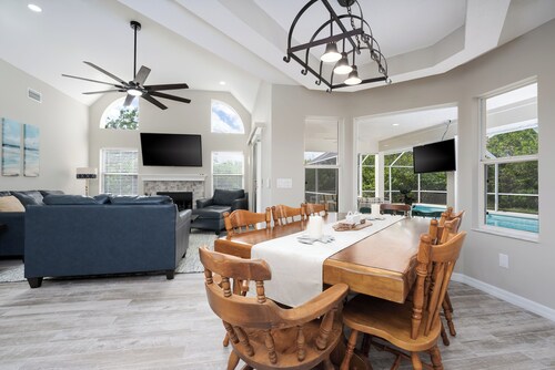 Lovely oceanside heated pool home with beach access a short stroll away!