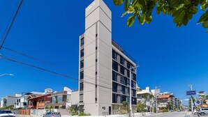 Un edificio moderno con un letrero llamativo en la parte superior.