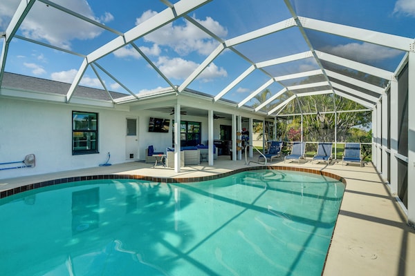 Canal-front Gem W/ Hot Tub, Foosball In Cape Coral - Caraïbes
