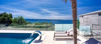 Elevated Luxury: Sea Villa Magic View in Podstrana