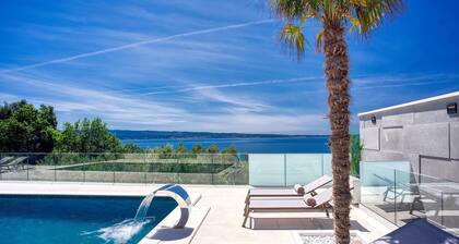 Elevated Luxury: Sea Villa Magic View in Podstrana