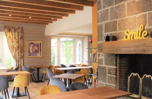 Sarapan bufet setiap hari (EUR 14 seorang) 