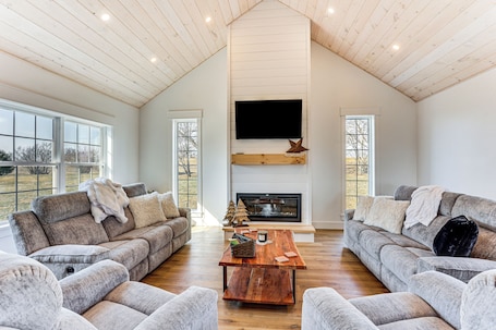 Casa (5 Bedrooms) | Fachada del alojamiento. Walk to the Amish Village: Spacious Ronks Getaway!