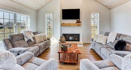 Walk to the Amish Village: Spacious Ronks Getaway!