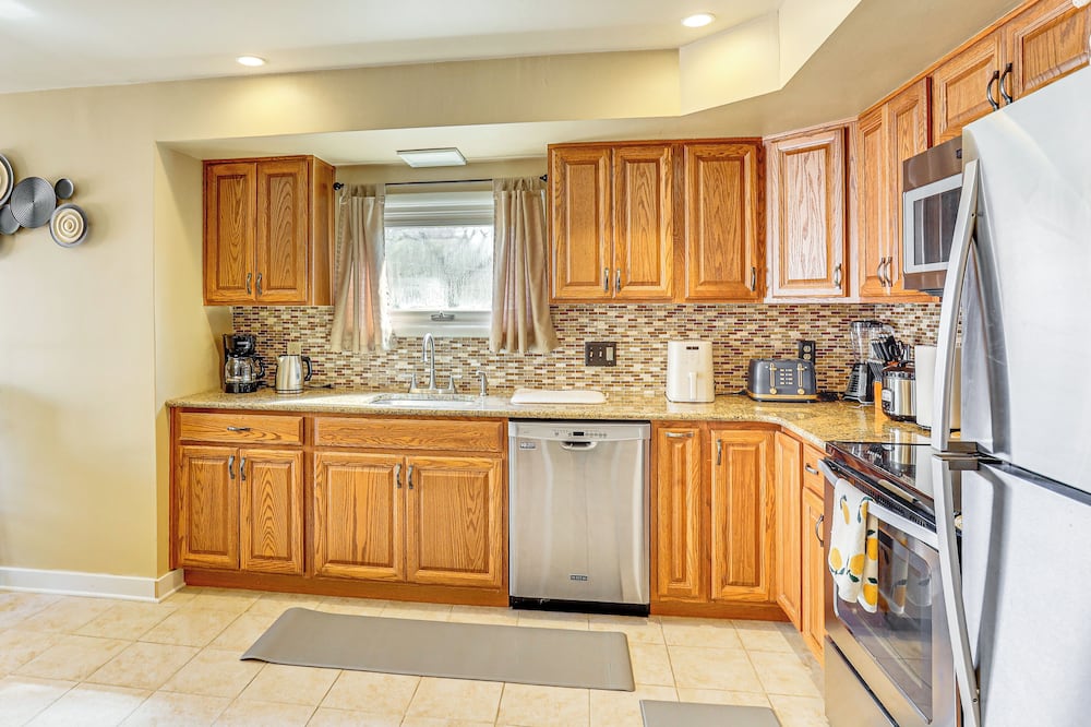3 Mi to Berkshire Mall: Suburban Stay w/ Yard! - Host, PA