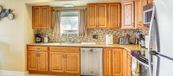 3 Mi to Berkshire Mall: Suburban Stay w/ Yard!