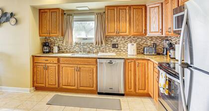 3 Mi to Berkshire Mall: Suburban Stay w/ Yard!
