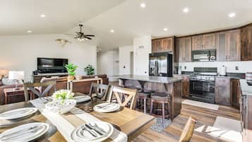 House (3 Bedrooms) | Interior