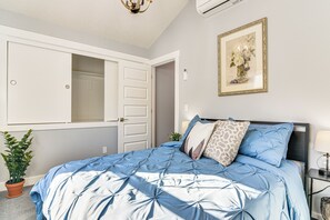 Interior - 8 Mi to Dtwn Pdx: Unique Pet-friendly Home! (Milwaukie)