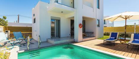 Una piscina al aire libre, una piscina climatizada