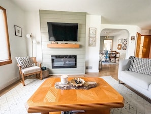 TV, fireplace - Bluebird Day - Pilot Butte Pad: Spacious 3BR home in Bend, ideal for family getaways. (Bend)