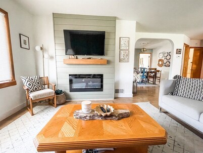 Bluebird Day - Pilot Butte Pad: Spacious 3BR home in Bend, ideal for family getaways.
