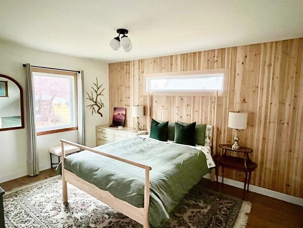 3 bedrooms, WiFi - Bluebird Day - Pilot Butte Pad: Spacious 3BR home in Bend, ideal for family getaways. (Bend)