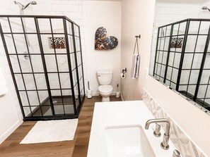 Shower, hair dryer - Bluebird Day - Pilot Butte Pad: Spacious 3BR home in Bend, ideal for family getaways. (Bend)