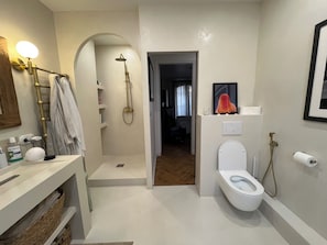 Séchoir à cheveux, serviettes fournies, savon, papier de toilette