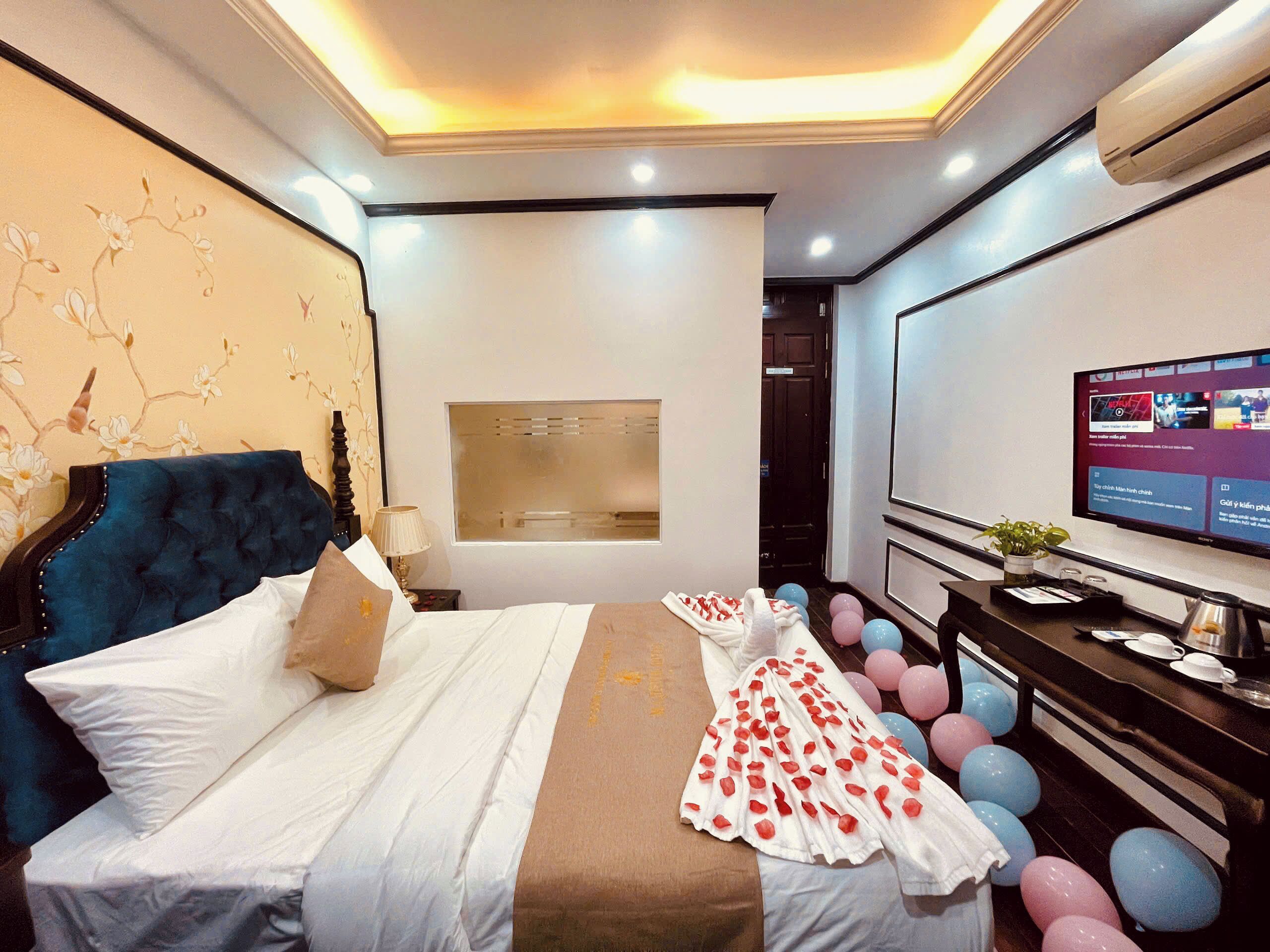 Une chambre d’hôtel avec un lit, un bureau et une télévision.