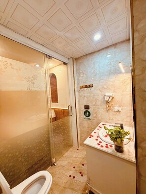 Deluxe Quadruple Room, 2 Queen Beds, Balcony, City View | Bathroom sink - Majestik Hotel (Hanoi)