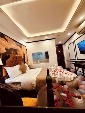 Kamar Double Deluks, 1 Tempat Tidur Queen, balkon, pemandangan kota | Seprai katun Mesir, seprai premium, selimut bulu angsa, dan busa memori