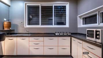Réfrigérateur, micro-ondes, bouilloire électrique