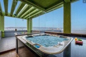 Indoor spa tub - 4-bedroom bungalow in welcoming Pune with WiFi, AC (Pune)