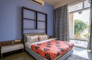 4 bedrooms, desk, WiFi