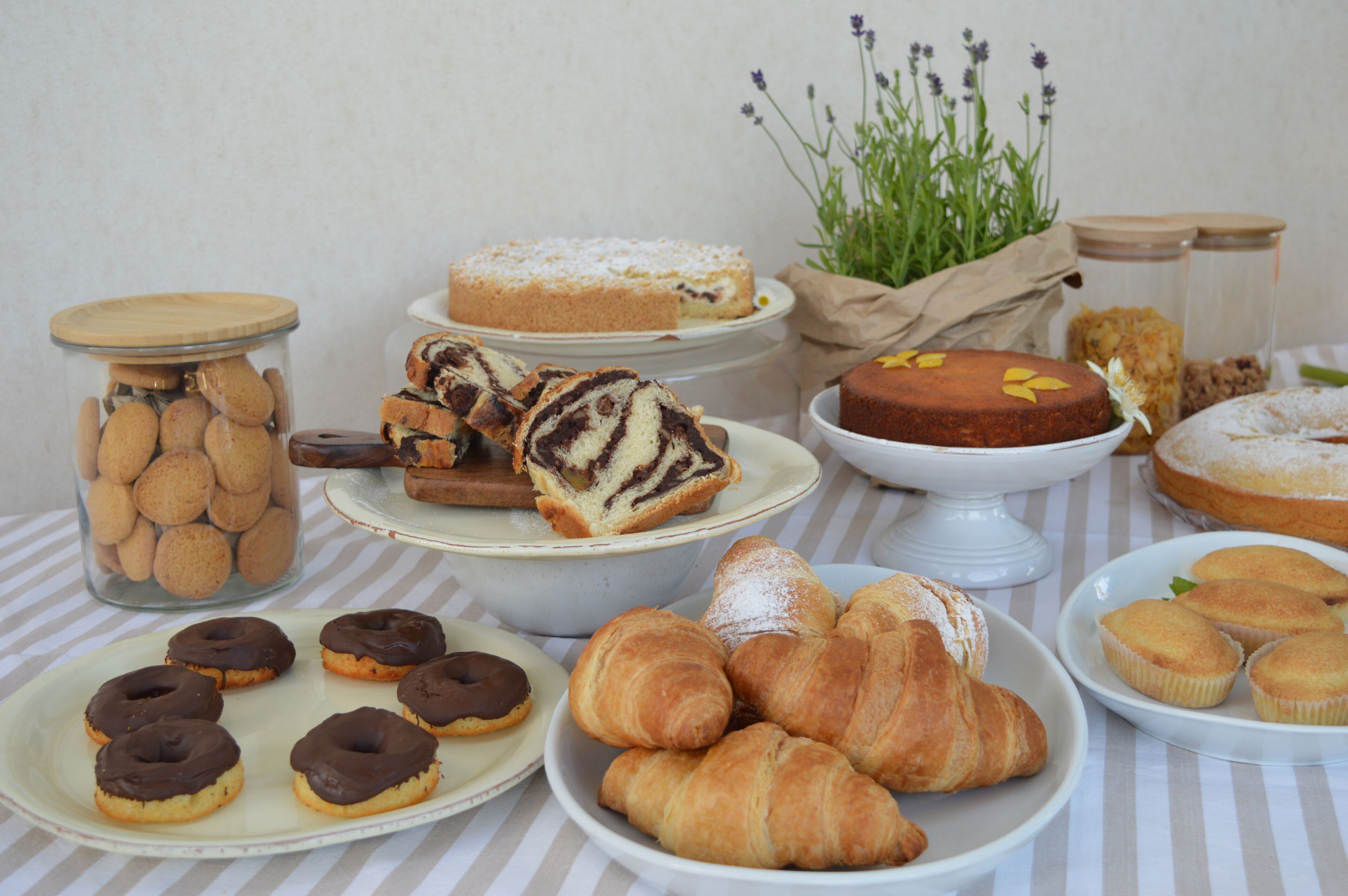 Diverse gebakjes, taarten, koekjes en gebak gepresenteerd op een tafel.