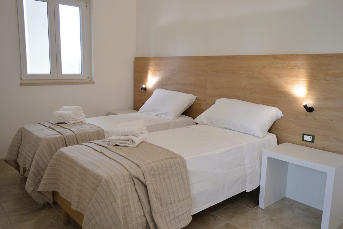 Habitación triple estándar | Minibar, escritorio, espacio para trabajar con un portátil