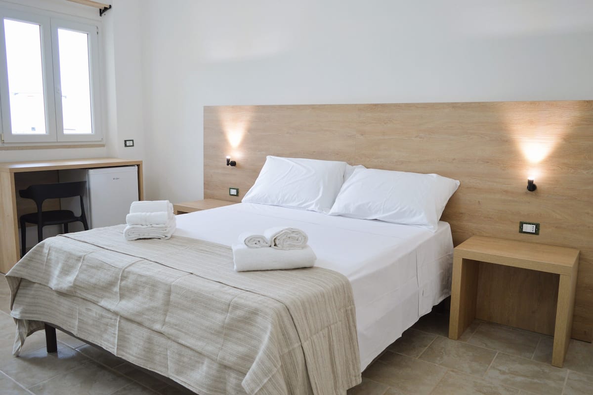 Habitación triple estándar, baño privado, vistas al jardín | Minibar, escritorio, espacio para trabajar con un portátil