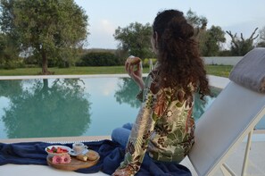 Kauden mukainen ulkouima-allas, aurinkotuoleja