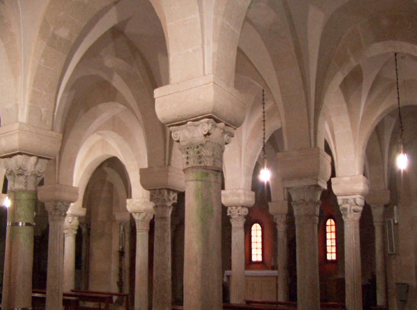 L’intérieur d’une cathédrale, avec de hautes voûtes en arc et de grandes colonnes.