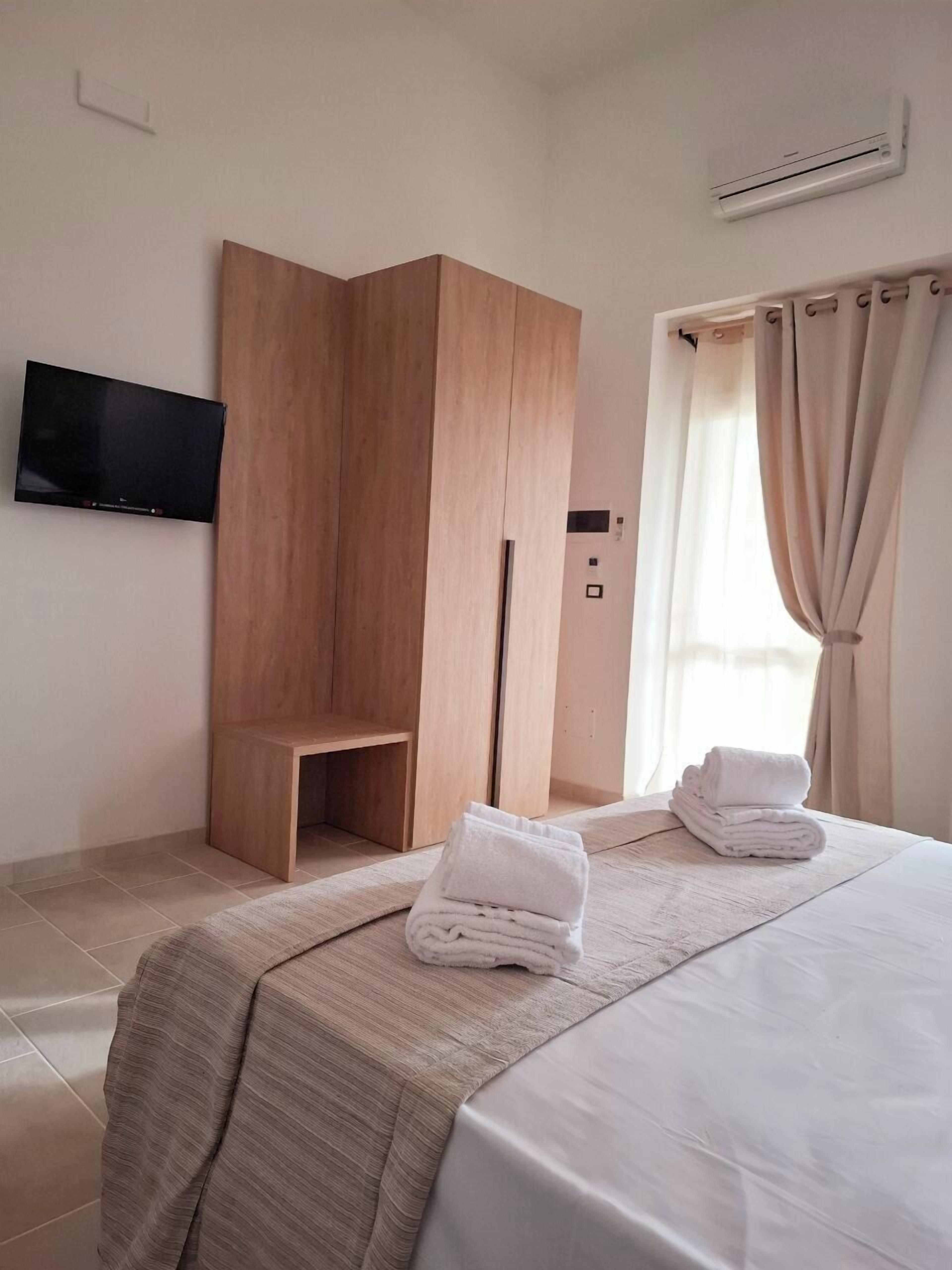 Traditional-Dreibettzimmer | Minibar, Schreibtisch, laptopgeeigneter Arbeitsplatz