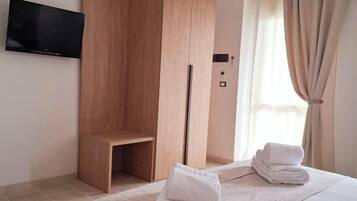 Traditional-Dreibettzimmer | Minibar, Schreibtisch, laptopgeeigneter Arbeitsplatz