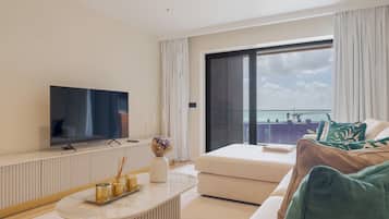 Apartamento luxo, sacada, vista para o oceano | Área de estar | TV 45 polegadas com canais a cabo