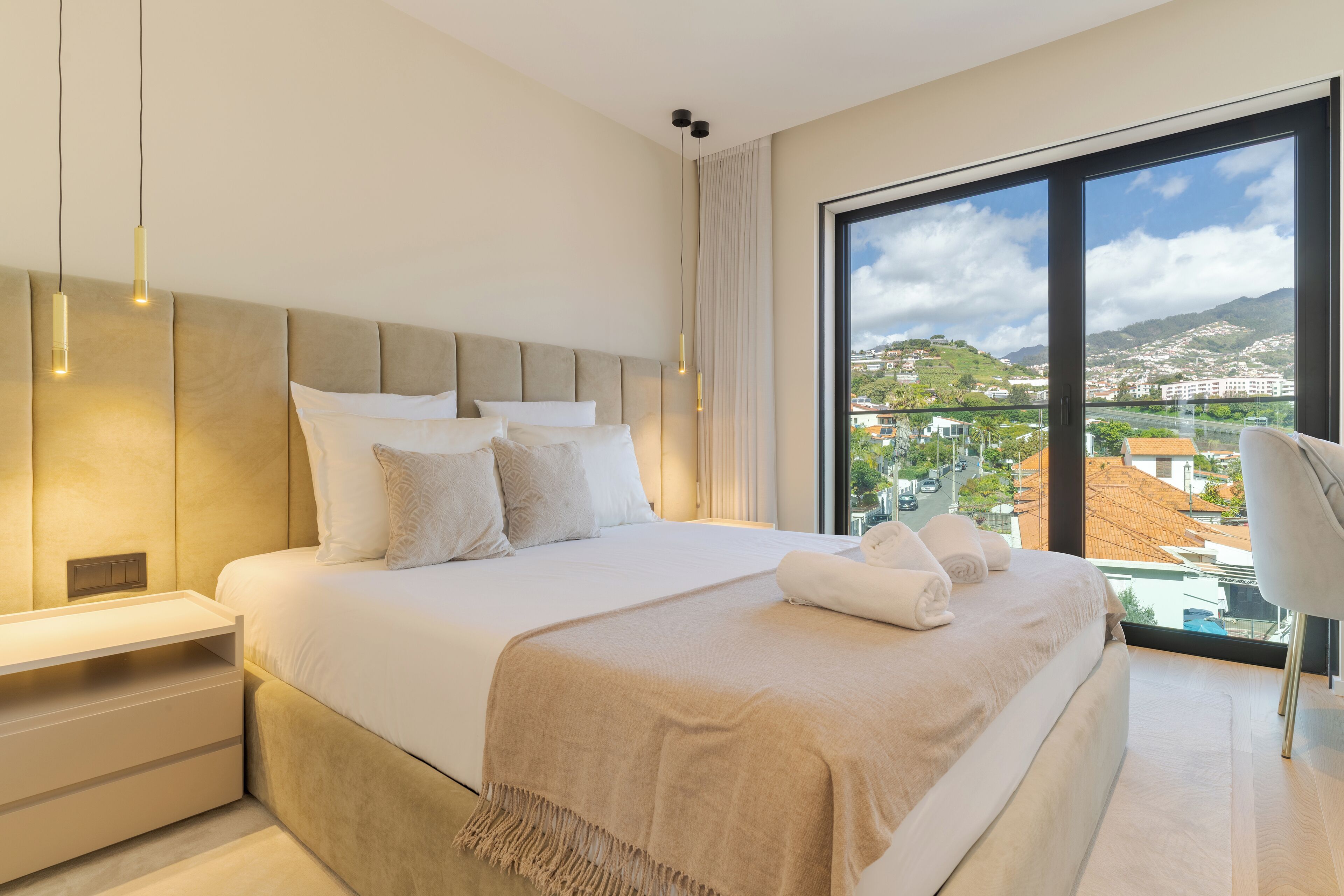 Apartemen Deluks, balkon, pemandangan samudra | Tirai kedap cahaya, kedap suara, setrika/meja setrika, dan Wi-Fi gratis